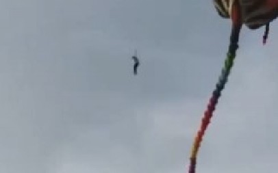 NEVIĐENA DRAMA NA NEBU Ogromni zmaj podigao muškarca visoko u vazduh,  a onda je usledio ŠOK OBRT! (VIDEO)