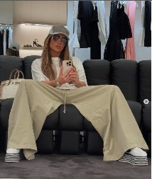 DŽENIFER LOPEZ PROŠETALA RETRO PATIKE Izgledaju grozno, a od cene će vam se zavrteti u glavi!