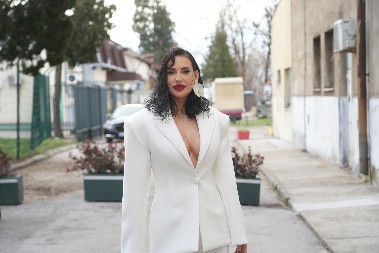 SILIKONI SAMO ŠTO NE ISKOČE Katarina Grujić u nikad vrelijem izdanju, skinula se i pokazala čime raspolaže (FOTO)