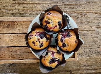 MAFINI SA BOROVNICAMA I BELOM ČOKOLADOM Voćni desert savršen za iznenadne goste, pravi se lako, a smaže začas