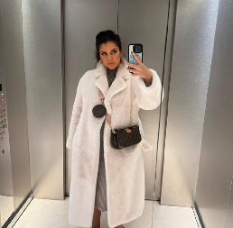 15 DANA NAKON POROĐAJA PONOVO SLAVI! Pevačica biznismenu rodila ćerku, pa objavila srećne vesti