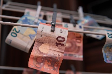 SIVA ZONA, DRŽAVA ZABRINUTA I dalje je nekoliko milijardi evra van legalnih tokova