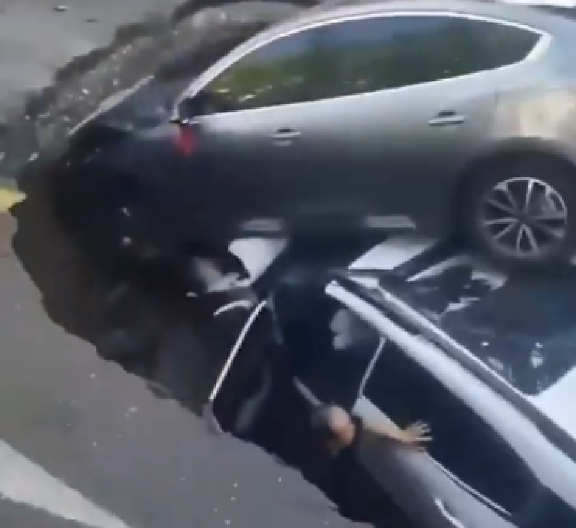 RUPA NASRED PUTA ''PROGUTALA'' DVA AUTOMOBILA! Putnici jedva uspeli da se izvuku iz vozila (VIDEO)