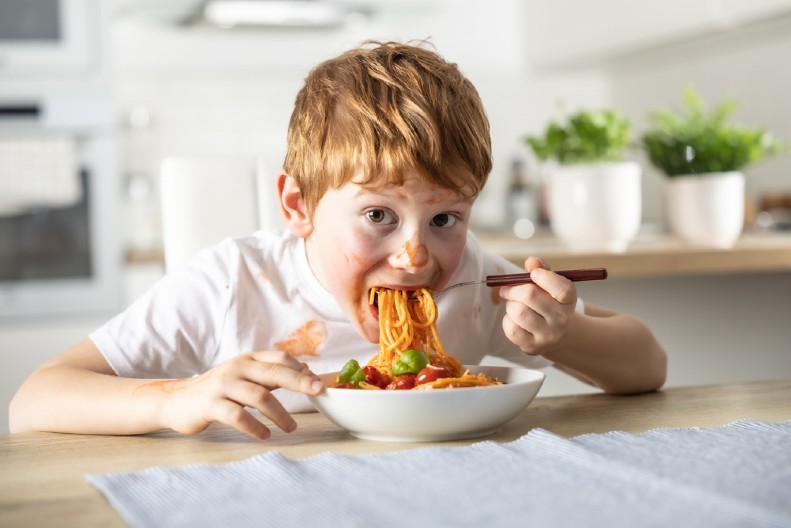 VIC DANA Došao drugar Perici u goste. Kad su seli da ručaju, drugar zgranuto upita...