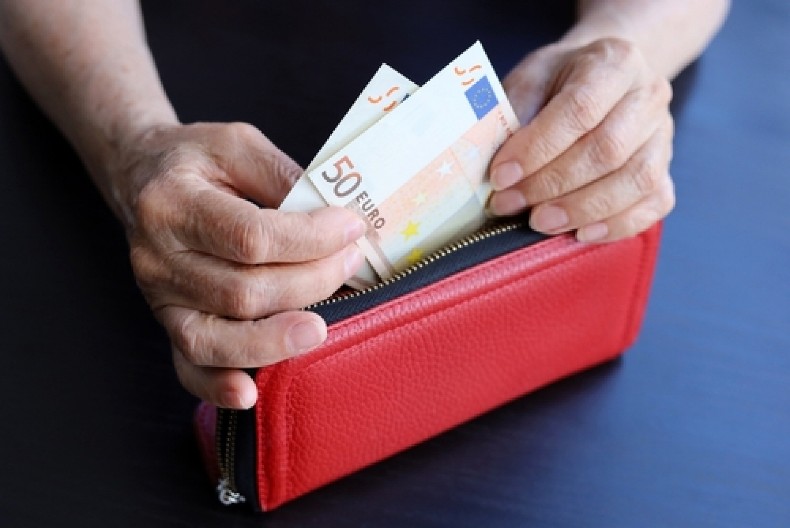 AKO VAM JE NOVČANIK OVE BOJE - BIĆETE BOGATI  Veruje se da privlači finansijski uspeh