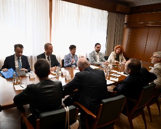 BRNABIĆ SA AMBASADORIMA KVINTE I EU Poseban naglsak na usaglašavanja sa evropskim standardima i punom primenom preporuka ODIHR