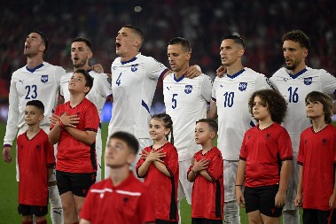 SKANDAL KAKAV SE NE PAMTI Albnaci prevršili svaku meru, deca pokazivala dvoglavog orla dok je ceo stadion izviždao himnu Srbije (VIDEO)