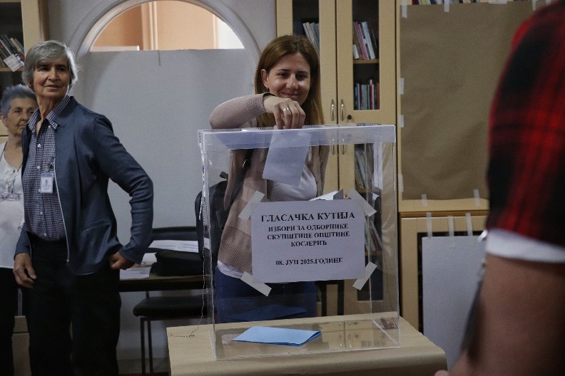 ODZIV VEĆI NEGO NA PRETHODNIM IZBORIMA U KOSJERIĆU Evo koliko građana je izašlo na biračka mesta do 10 sati
