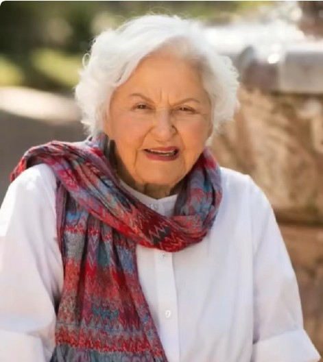 BAKA IMA 103 GODINE I LICE BEZ BORA Ceo život ima 2 navike za negu kože, jedna je besplatna, a druga košta samo 400 dinara!