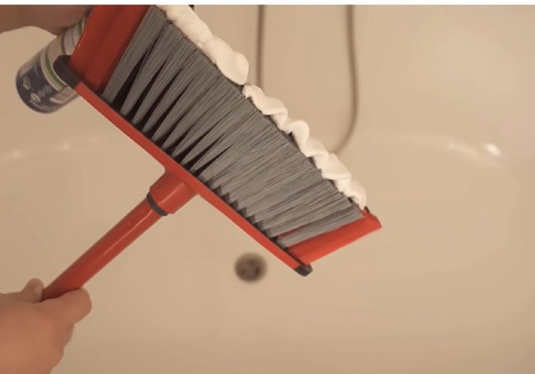 STAVILA JE 1 SREDSTVO NA METLU I KUPATILO JE ZASIJALO! Sve komšinice je sada kopiraju, jer čišćenje nikad nije bilo lakše!