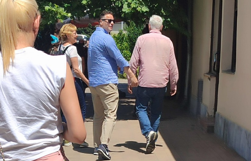 OPOZICIONI GLASNOGOVORNIK U KOSJERIĆU Ideolog blokadera Prelević stigao crnim džipom, sa njim je i ova žena (FOTO)