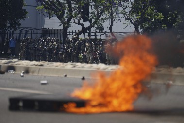 PLJUŠTE HAPŠENJA DEMONSTRANATA U AMERICI, OGLASIO SE TRAMP Poslao hitnu poruku svima koji prave haos (FOTO/VIDEO)