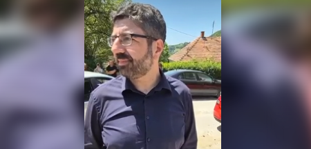 TEK KADA JE VIDEO DA GA KAMERA SNIMA, OPOZICIONAR PAO "KAO POKOŠEN"! Kombi zakačio Lazovića dok je blokirao put, narod ne može da prođe na glasanje!