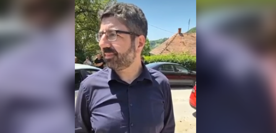 TEK KADA JE VIDEO DA GA KAMERA SNIMA, OPOZICIONAR PAO "KAO POKOŠEN"! Kombi zakačio Lazovića dok je blokirao put, narod ne može da prođe na glasanje!