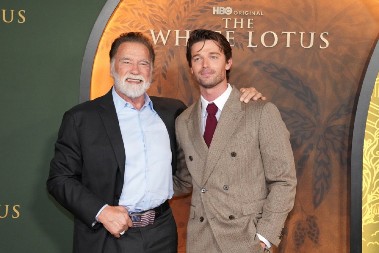 PATRIK ŠVARCENEGER SE U SERIJI "BELI LOTOS" POJAVIO KAO OD MAJKE ROĐEN Reakcija njegovog oca je hit - ovo se i dalje prepričava