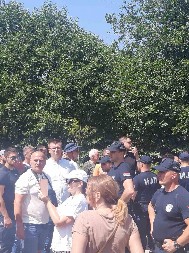 DOKLE VIŠE OVO MALTRETIRANJE? Štimac i Parandilović sa grupom ljudi blokiraju čoveku privatan posed, policija na licu mesta!