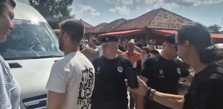 EKSTREMISTI NAPALI KOMBI SA RADNICIMA Zaustavili vozilo nasred ulice (VIDEO)