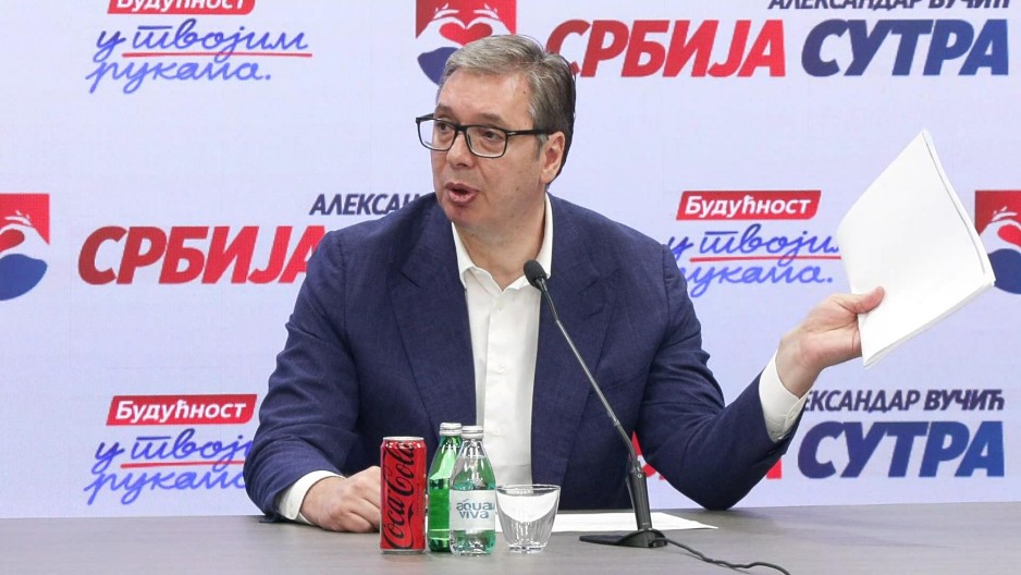 ZBOG OVOGA JE I VUČIĆ U NEVERICI "SNS pčele koje su teledirigovane bile od strane domaćina da napadnu blokadere u Kosjeriću?!"