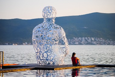 IZMEĐU MORA I PUNIH KAFIĆA U Tivtu su ranije deca skakala s ponta, danas sede u restoranima i gledaju u mobilni