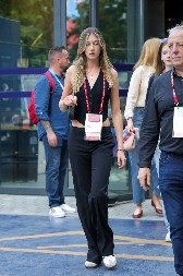 ZNATE LI ČIJA JE OVO ĆERKA? Mama joj je poznata glumica, tata čuveni pevač, a svi kažu da je ista majka