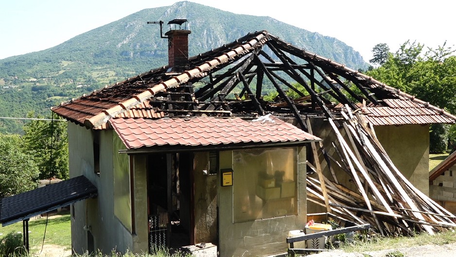 "UZEO SAM VAZDUH I ULETEO U KUPATILO PUNO CRNOG DIMA" Komšija heroj spasao ženu iz plamena, porodica ostala bez krova nad glavom (FOTO)