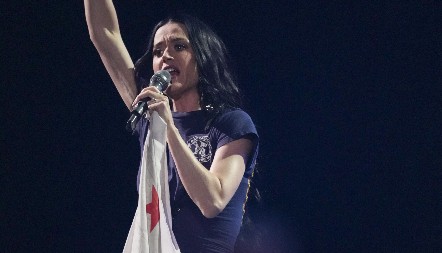 PRVO SE DEVOJKA UDVARALA NJENOM DRAGOM, A SAD I OVO Pevačica nema mira, fan skočio na binu i napravio totalni haos