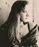 DA LI PREPOZNAJETE PEVAČICU SA FOTOGRAFIJE? Njenu karijeru obeležio je veliki skandal, svi je znate, a danas izgleda totalno drugačije