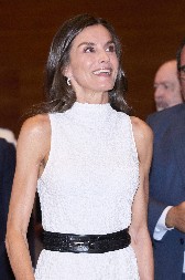 LETNJA BELA HALJINA KOJA SE NE PEGLA  Savršeno prati liniju tela, a uz preplanuli ten izgledaćete tip - top!