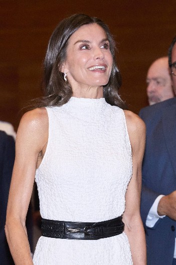 LETNJA BELA HALJINA KOJA SE NE PEGLA  Savršeno prati liniju tela, a uz preplanuli ten izgledaćete tip - top!