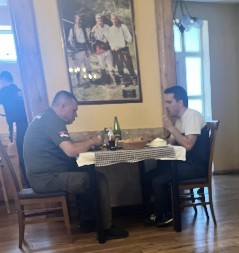 EVO KO PREDVODI LAŽNE VOJNE VETERANE KOJI IZIGRAVAJU „SA“ ODREDE BLOKADERA (FOTO)