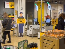 ZAPANJUJUĆA KRAĐA U MARKETU Policajci zaustavili lopova na izlazu, a kada su ga pretresli...NASTAO HAOS!