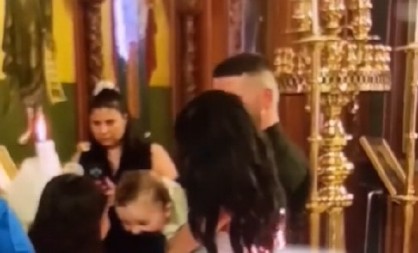 HOROR NA KRŠTENJU Kuma se usred oltara pretvorila u živu buktinju, ovo je da se prekrstiš i levom i desnom! (VIDEO)