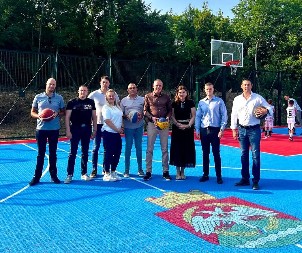 OTVOREN NOVOIZGRAĐENI SPORTSKI TEREN NA DEDINJU: Stanovnici Savskog venca dobili su novo mesto za druženje, igru i sport