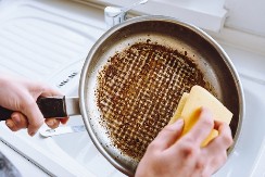 BEZ MUKE OČISTITE ZAGORELO POSUĐE Ovo je provereno najbolji i najbrži trik