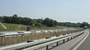 KAMIKAZA NA "MILOŠU VELIKOM" Motorista velikom brzinom vozi u kontra smeru (FOTO)