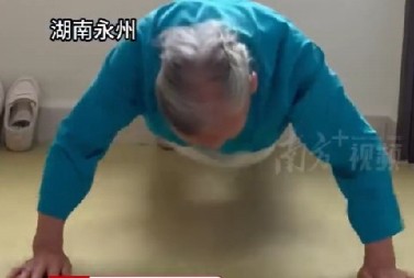 BAKA (92) RADI SKLEKOVE I TRBUŠNJAKE KAO DEVOJČICA Njena večernja rutina postala hit na mrežama, šokirala i lekare! (VIDEO)