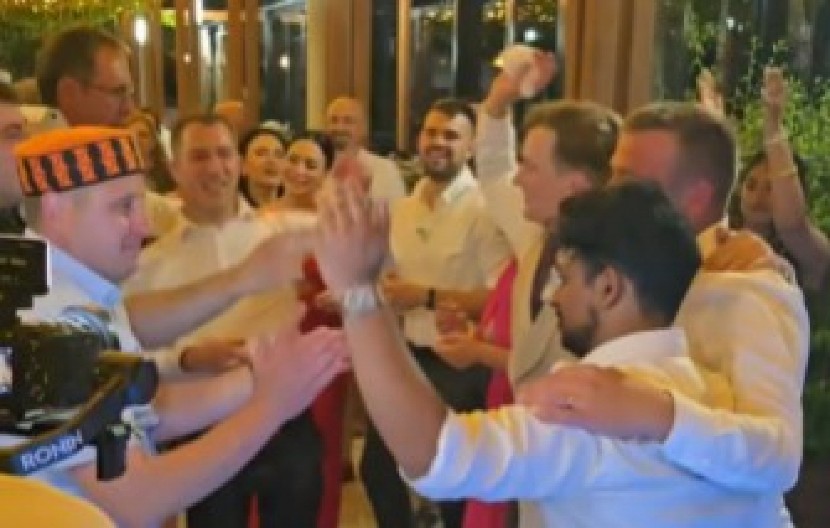 INTERNET GORI ZBOG OVE SVADBE Mlada sa Balkana, mladoženja iz Engleske, a kum iz Indije pao u trans uz narodnjake! (VIDEO)