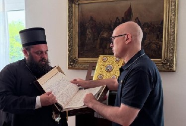 LIDER SNS VUČEVIĆ POSETIO SRPSKI MANASTIR NA DALJ PLANINI Pogledajte kakvu relikviju je poklonio episkopu osečkopoljskom i baranjskom Heruvimu