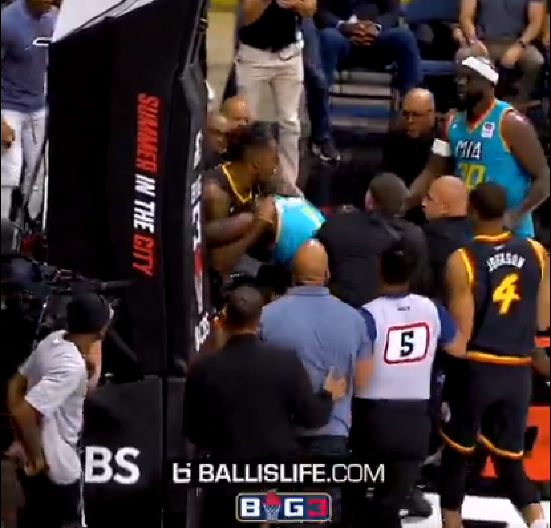 ŽESTOKA TUČA BIVŠIH NBA ASOVA Završili u publici, niko nije mogao da ih zaustavi, sevale pesnice (VIDEO)