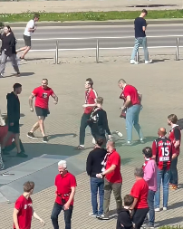 ŠUTIRALI GA DOK JE BIO NA ZEMLJI Potpuni haos u Litvaniji, navijači Ritasa žestoko napali čoveka sa šalom Žalgirisa (VIDEO)