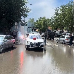 "TRANSFER BLAMA NA MAKSIMUMU!" Venčanje o kom bruji cela Srbija: Mladenci iz Mladenovca stigli gliserom i šokirali goste