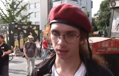 BLOKADER ZABAGOVAO, NI REČENICU NE MOŽE DA SKLOPI Nasrnuli na Skupštinu grada u Novom Sadu, napadali policija (VIDEO)