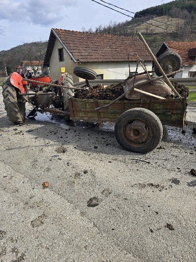 OTAC TRAKTOROM PREGAZIO DETE (1) DOK JE VOZIO U RIKVERC Jeziva tragedija u Selenči nadomak Odžaka