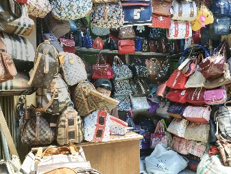 KOPIJA KOŠTA SKUPLJE OD ORIGINALA Turistkinja platila kaznu od 600 evra zbog lažne torbe