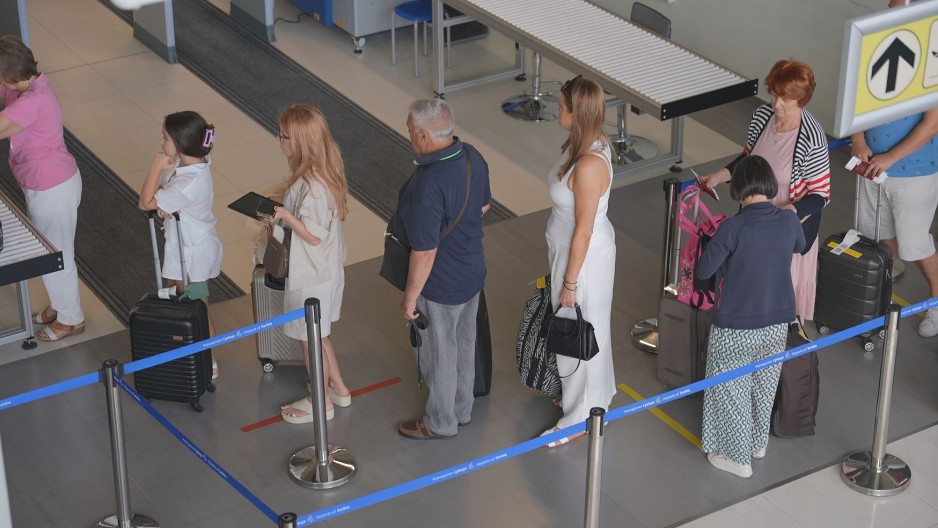 "OVO JE SJAJNO, ZA SAT VREMENA SMO NA MORU" Gužva od jutros na aerodromu u Lađevcima, počeli letovi za Tivat (FOTO/VIDEO)