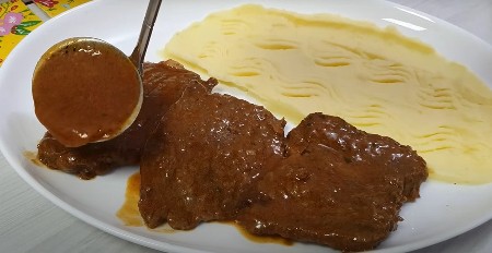 MIRIS KAO IZ NAJBOLJE SVETSKE KUHINJE Recept za sočne šnicle u saftu, tera voda na usta, ne samo da miriše dobro, nego je i ukus ludilo