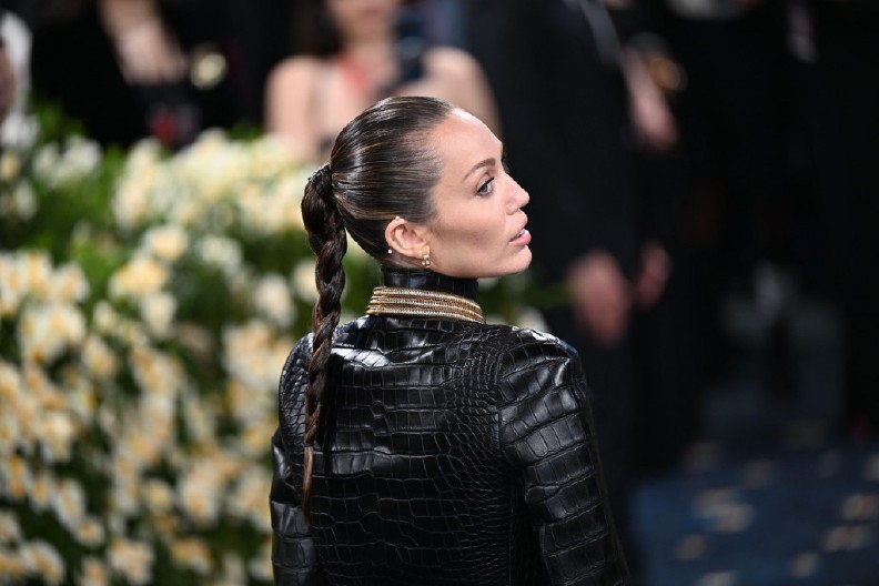 OBRVE POSLALE POZDRAV Majli Sajrus šokirala najnovijim izdanjem, pogledajte njen dramatičan potez