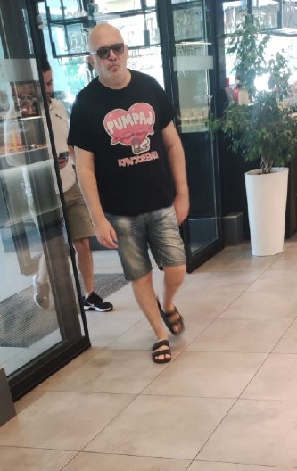 SRAMOTA! Sudija iz Kragujevca se okitio blokaderskim simbolima! Kako on može nekome pošteno da sudi?