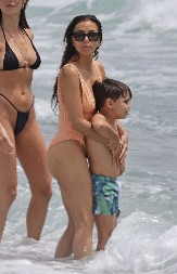 FOTOGRAFIJA POZNATE GLUMICE I NJENOG SINA ZGROZILA JAVNOST  Da li je vama normalno da majka ovo radi svom detetu?