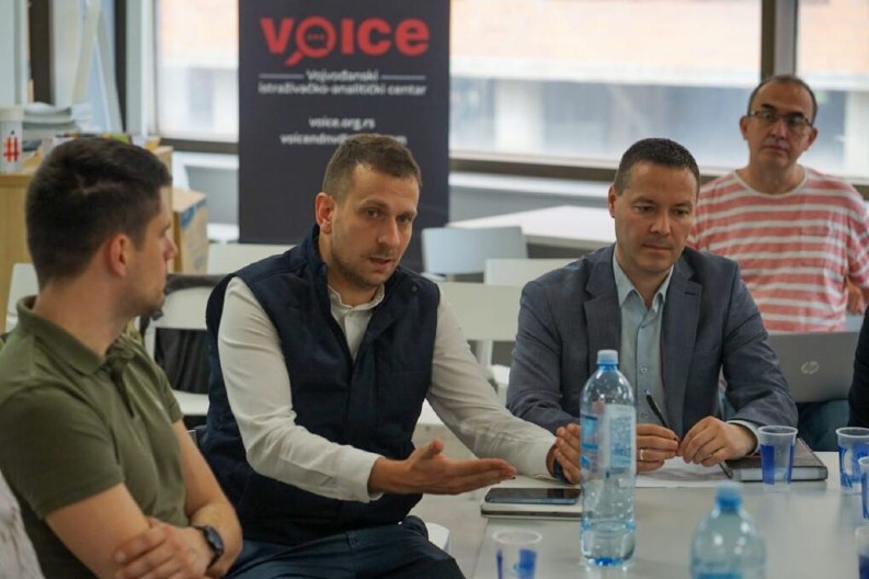 ZAPADNI INTERESI UMESTO SRPSKIH Fotografija iz Novog Sada dokaz višegodišnje saradnje između određenih struktura u pravosuđu i NVO